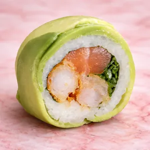 camarón tempura, salmón y cebollín, envuelto en palta