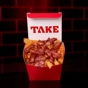 Papas fritas con queso cheddar y tocino