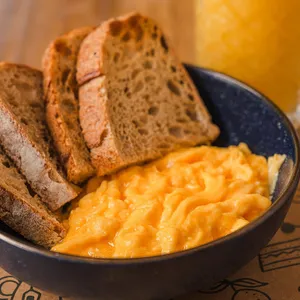 Revueltos con Tostadas