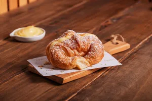 Medialuna con Crema Pastelera