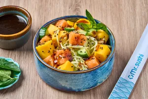 Ensalada Mango Salad - Salmón, Mango y Salsa de Miel con Ajonjolí