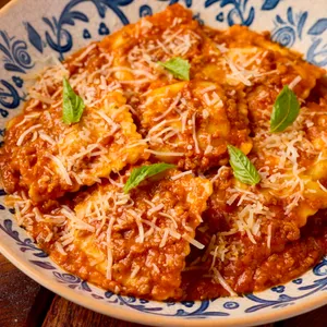 Raviolis de boloñesa y queso
