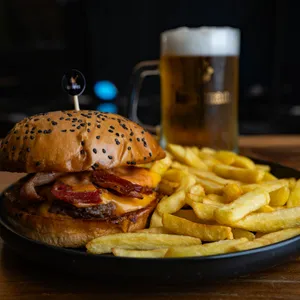 Burguer Chesse + Cerveza