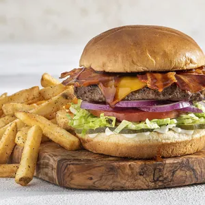 Ultimate Bacon Burger + papas fritas