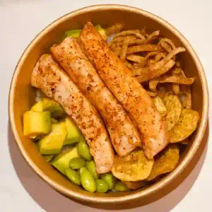 Poke salmón togarashi