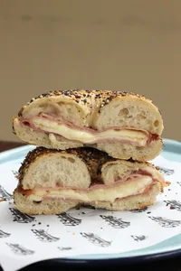 Bagel de jamón y queso
