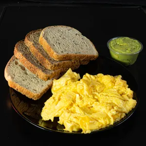 Huevos revueltos, panera y palta