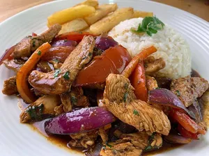 Pollo saltado + entrada y postre.