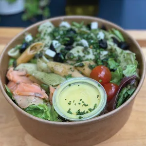 Ensalada Pasta pesto salmón