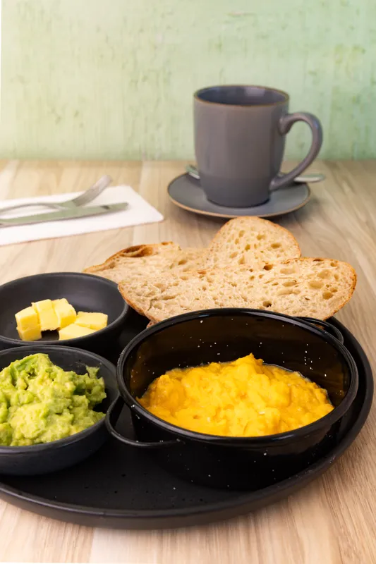 UN CLÁSICO: HUEVOS REVUELTOS Y PALTA UN CLÁSICO: HUEVOS REVUELTOS Y PALTA
