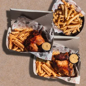 Medio pollo a la brasa con 2 guarniciones