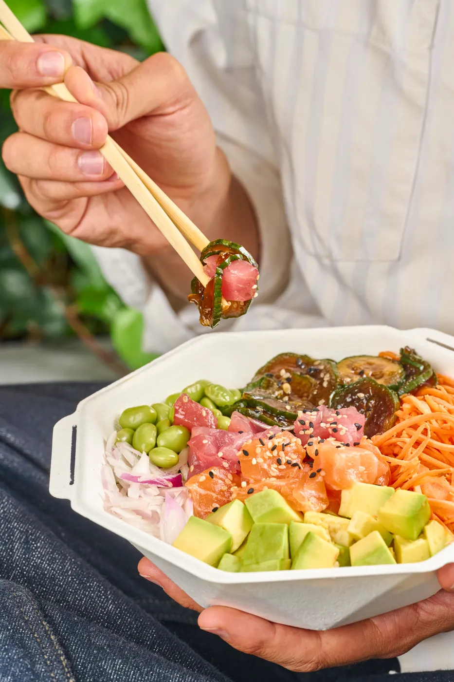 Bowls de poke en empaques compostables de bagazo de caña con ingredientes frescos
