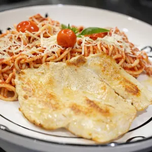 filete de pechuga con spaghetti salsa roja