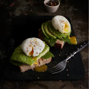 Tostas con Palta y Huevos Escalfados
