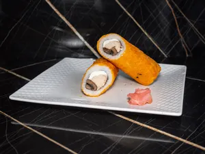 Handroll pollo, champiñon, queso crema