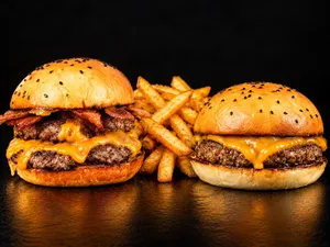 DOBLE CHEESE BACON + CALI KIDS + FRIES