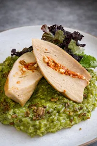 Pollo relleno con arroz cremoso al pesto