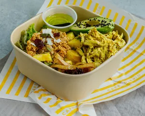 Pollo al curry, palta , cous cous aliñado aceite oliva, paprika ahumada, yogurt, ciboulette, mix semillas, cebolla pickle by maría, papas hilo, mix verde y vinagreta