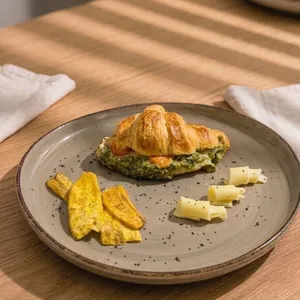 Croissant huevo pesto