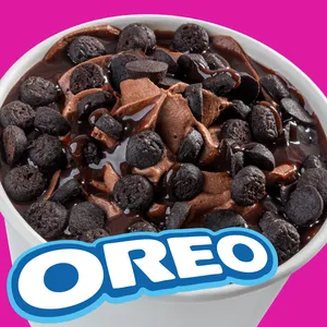 Under Ice triple chocolate hecho con Oreo helado de chocolate con exquisitas mini galletas Oreo y salsa de chocolate.