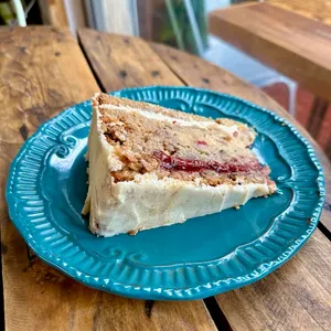 Trozo Torta Choco Berries Blanca APLV, Sin Soya, Sin gluten, Vegana