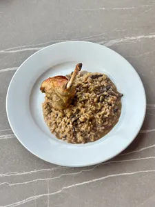 Trutro de pollo asado con risotto de callampas deshidratadas