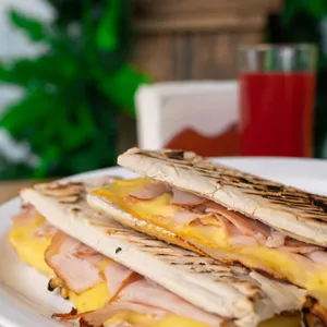 Panini jamón queso