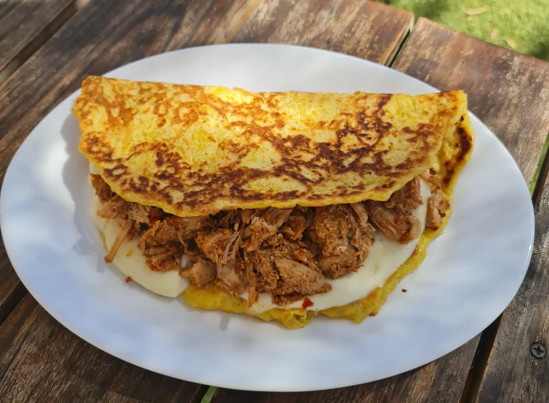 Cachapa pernil y queso de mano