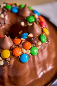 Volcano Mini M&M & Kisses Relleno de Arequipe