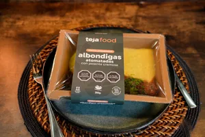 Albondigas Atomatadas con Polenta Cremosa