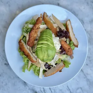 Ensalada de pollo apanado, palta, ricotta