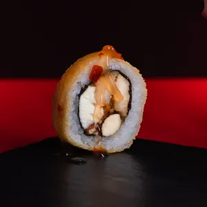 ALMOND FURAI apanado con panko, relleno de pollo teriyaki, queso crema y almendras tostadas, bañado en salsa Sweet Chili. Roll de pollo.
