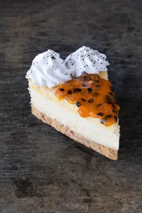 Cheesecake de maracuyá (trozo)