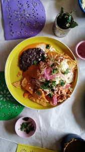 Chilaquiles de pollo al pastor