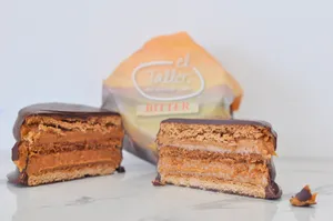Alfajor de Manjar, bañado en Chocolate Bitter.