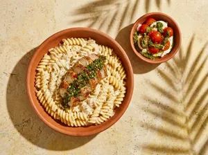 Pollo finas Hierbas +Pasta+Mini Caprese