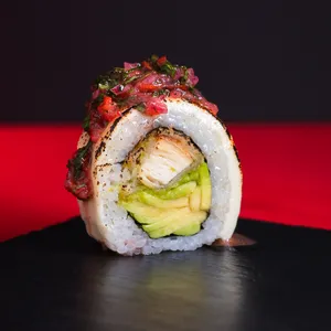 Chimi Cheese Roll Golden envuelto en queso gratinado, topping de chimichurri ahumado, relleno de pollo furai y palta. Sakai Sushi Providencia.