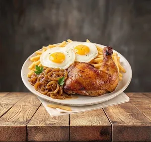 1/4 de pollo asado acompañado de papas fritas, cebolla caramelizada y dos huevos fritos.