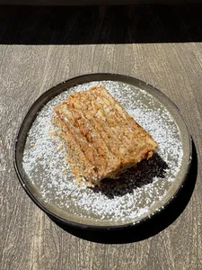 Trozo mil hoja manjar.