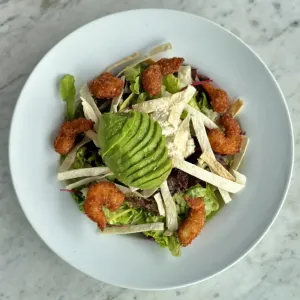 Ensalada de camarones apanados