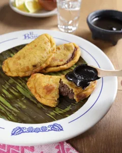 Empanada de Plátano Rellena de Frijol