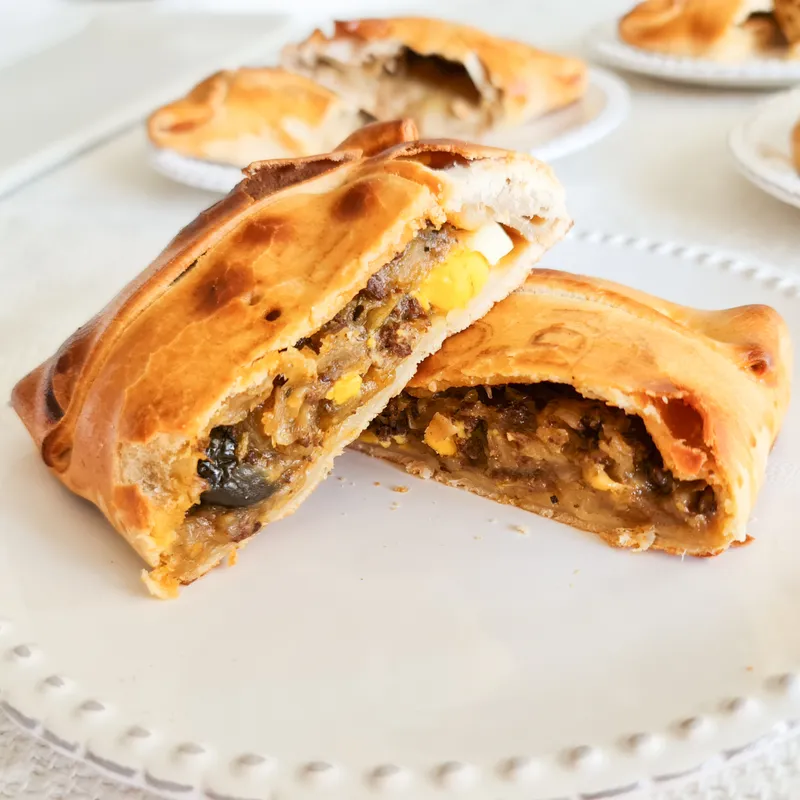 Tradicional Empanada de Pino chilena con carne y aceitunas