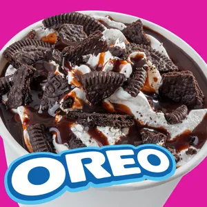 Under Ice trozos de Oreo helado de vainilla con exquisitos trozos de galleta Oreo y salsa de chocolate