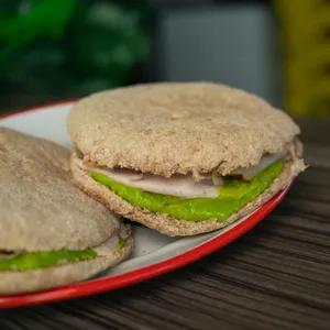 Pita integral con palta y jamón de pavo