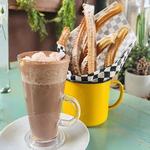 Chocolate Caliente + 1/2 Churros