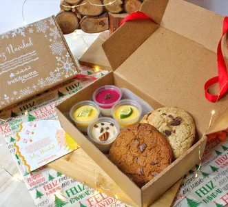 Mix Navideño de 4 Cheesecake Cups + 2 Mega Cookies