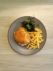 Croissant Pavo queso c/ papas fritas
