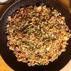 CHAUFA AHUMADO DE PIERNA Y PASTRAMI
