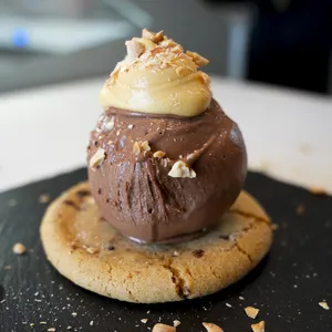 Galletón de Vainilla con Chips de Chocolate con Helado