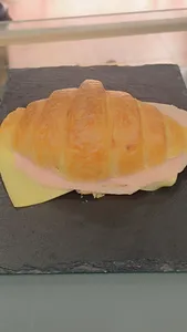 Croissant jamon y queso